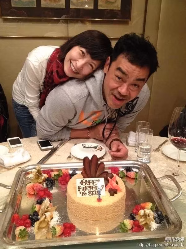 Ngay trước ngày cưới, Lưu Thanh Vân vẫn ở Philippines quay phim Chân tâm anh hùng của đạo diễn Đỗ Kỳ Phong. Phim có nhiều cảnh quay nguy hiểm, Lưu Thanh Vân vốn là người dũng cảm nhưng lúc đó lại tỏ thái độ cẩn thận, run sợ, anh nói: "Nếu tôi bị thương thì đừng đưa đến bệnh viện, hãy đưa tôi về Hong Kong để Ái Minh biết là do tôi bị thương, không phải cố ý vắng mặt trong hôn lễ".