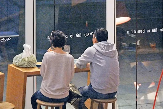 Quách Ái Minh cũng chia sẻ Lưu Thanh Vân là người rất lãng mạn. Khi hai vợ chồng đi dạo phố, nữ diễn viên chỉ vô tình khen: "Hoa hồng kia thật đẹp", một lúc sau đã thấy Lưu Thanh Vân quay lại mua hoa tặng vợ. Tuy nhiên, nam diễn viên lại tự nhận mình không thường nói những lời hoa mỹ với bà xã: "Tôi không nói mấy lời đó. Đến khi nào tôi sắp chết, tôi sẽ nói với cô ấy 'Em xem, cả đời này anh chỉ yêu một mình em'".