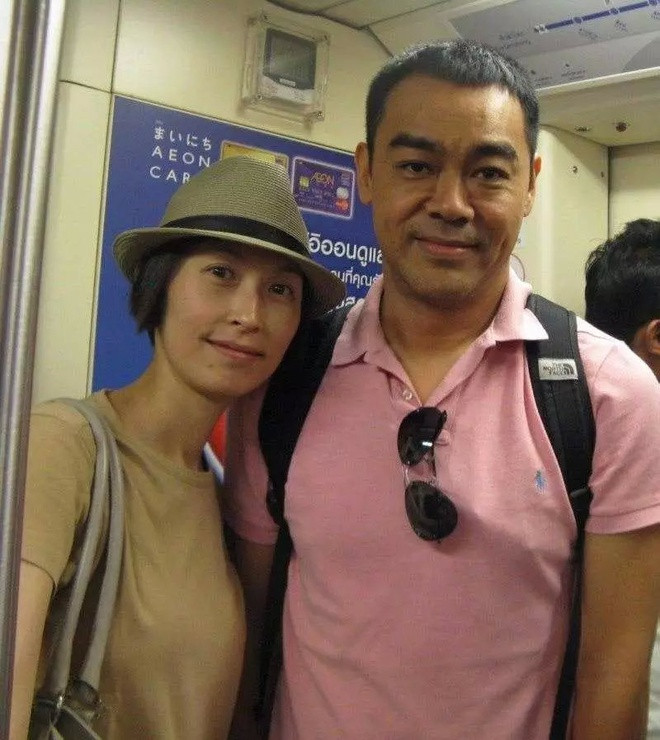 "Anh ấy là người khi làm việc thì rất nghiêm túc, tôi lại không được đào tạo qua diễn xuất nên thường mắc lỗi. Lúc đó, anh ấy tỏ ra rất nghiêm khắc. Có lần tôi đã thu dọn và ra về, anh ấy còn gọi điện bắt tôi quay lại diễn tiếp vì không ưng ý", Quách Ái Minh chia sẻ.