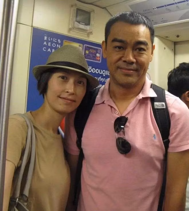 "Anh ấy là người khi làm việc thì rất nghiêm túc, tôi lại không được đào tạo qua diễn xuất nên thường mắc lỗi. Lúc đó, anh ấy tỏ ra rất nghiêm khắc. Có lần tôi đã thu dọn và ra về, anh ấy còn gọi điện bắt tôi quay lại diễn tiếp vì không ưng ý", Quách Ái Minh chia sẻ.