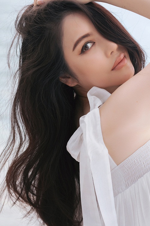 Lý Nhã Kỳ khoe thần thái sang chảnh và vô cùng quyến rũ dù không cần diện bikini.