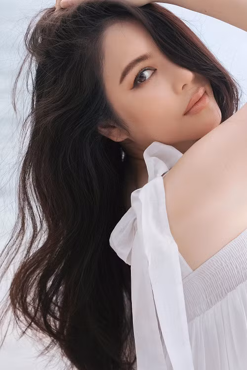 Lý Nhã Kỳ khoe thần thái sang chảnh và vô cùng quyến rũ dù không cần diện bikini.