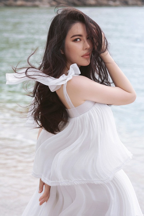 Làn da trắng cùng lối trang điểm tự nhiên giúp Lý Nhã Kỳ đẹp hút mắt.