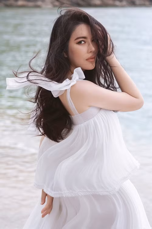 Làn da trắng cùng lối trang điểm tự nhiên giúp Lý Nhã Kỳ đẹp hút mắt.