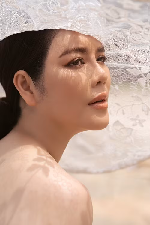 Lý Nhã Kỳ chụp ảnh giữa cái nắng chói chang.