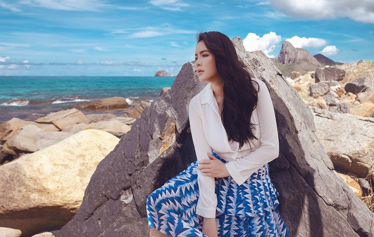 Bộ ảnh Lý Nhã Kỳ được thực hiện với sự hỗ trợ của ê-kíp gồm: makeup hair Quân Pu, stylist Vỹ Đỗ.