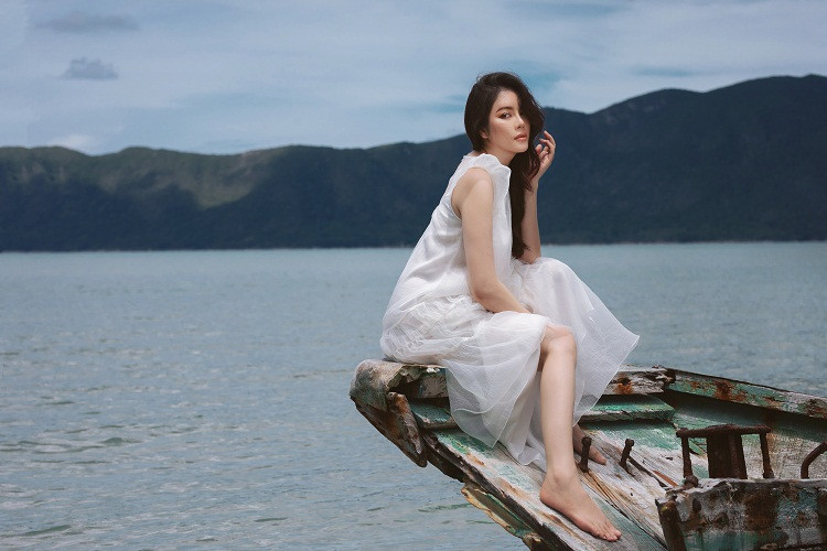 Người đẹp tạo dáng giữa khung cảnh bao la của biển.