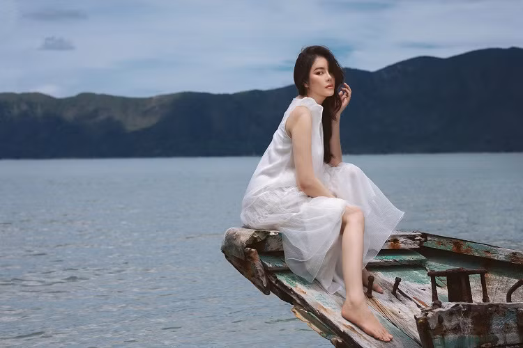 Người đẹp tạo dáng giữa khung cảnh bao la của biển.