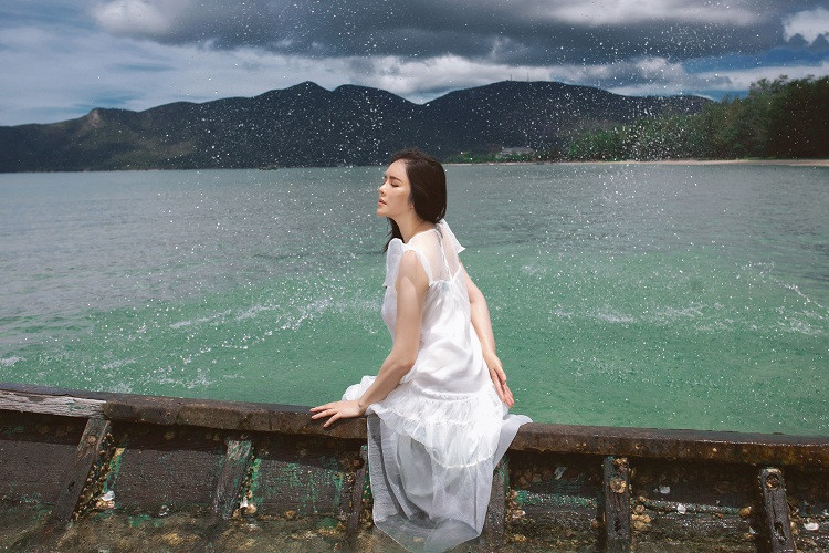 Cô nàng tỏ ra thích thú trước khung cảnh hoang sơ nơi đây với bãi biển tuyệt đẹp, nước trong vắt.