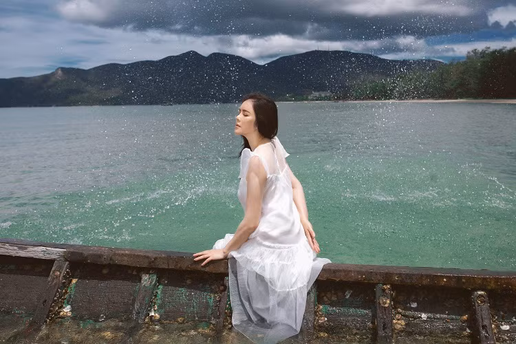 Cô nàng tỏ ra thích thú trước khung cảnh hoang sơ nơi đây với bãi biển tuyệt đẹp, nước trong vắt.