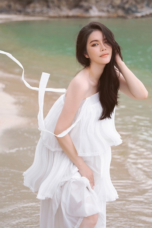 Trong bộ ảnh, nữ diễn viên diện bộ váy trắng nhẹ nhàng, nữ tính.