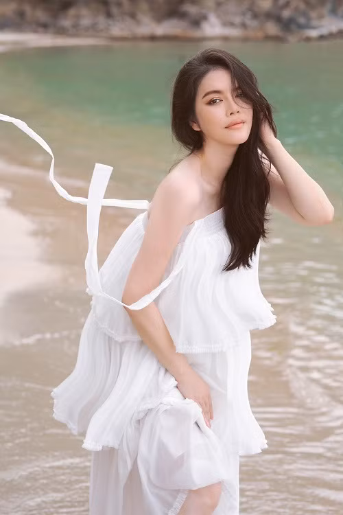 Trong bộ ảnh, nữ diễn viên diện bộ váy trắng nhẹ nhàng, nữ tính.