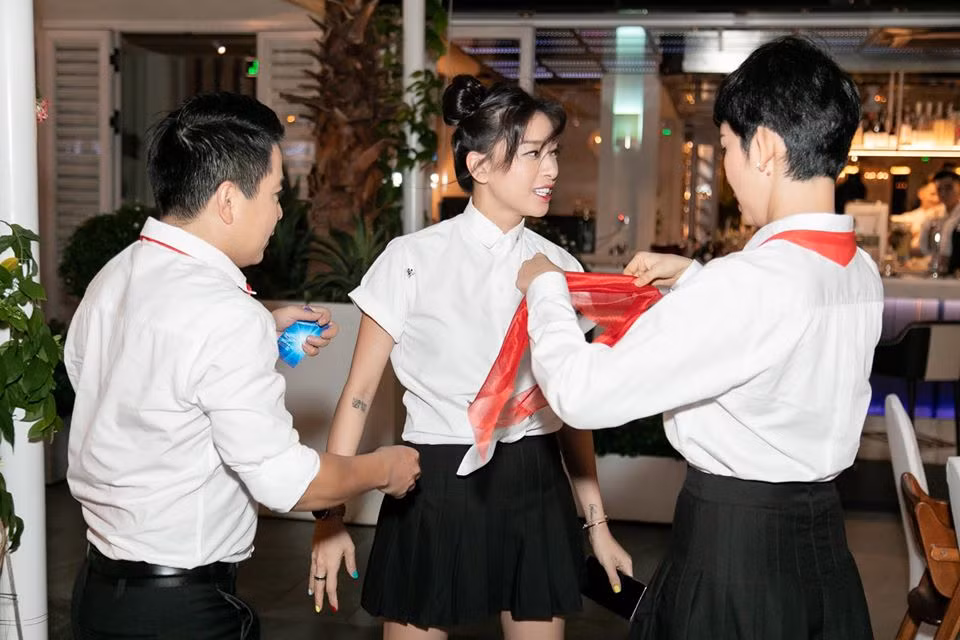 Khoảnh khắc hậu trường Ngô Thanh Vân được Xuân Lan chỉnh sửa trang phục.