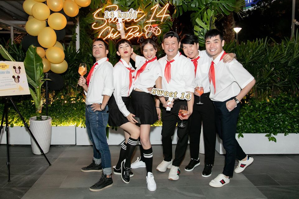 Ngô Thanh Vân nhí nhảnh bên bạn bè khoe 14 tuổi trong khi bước sang tuổi 41.