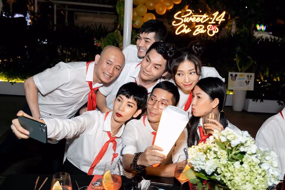 "Sinh nhật bạn lớp trưởng Ngô Thanh Vân. Mình là lớp phó kỷ luật nên phải kiểm tra quân số. Mà cái lớp mình ngoan quá. Đi đâu cũng đeo khăn quàng đỏ. Đến lúc đi quẩy tăng hai có cô làm vệ sinh nói “mấy con là cháu ngoan Bác Hồ hả? Sao mà vô mấy chỗ người lớn này, về lo đi học đi mấy con”, Xuân Lan chia sẻ.