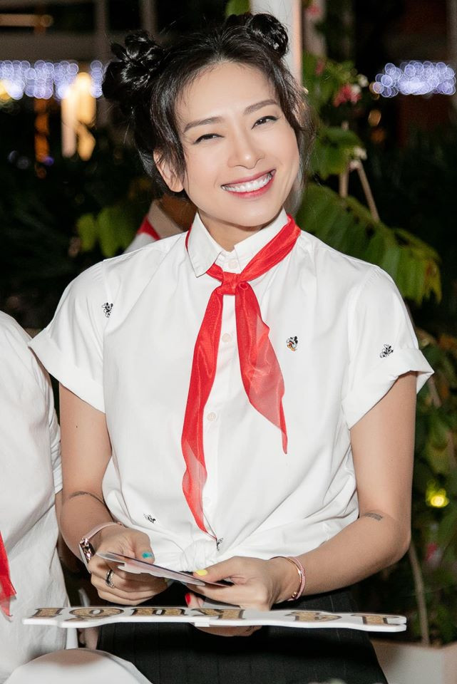 Hình ảnh Ngô Thanh Vân khi trở về tuổi thơ thời cắp sách đến trường.