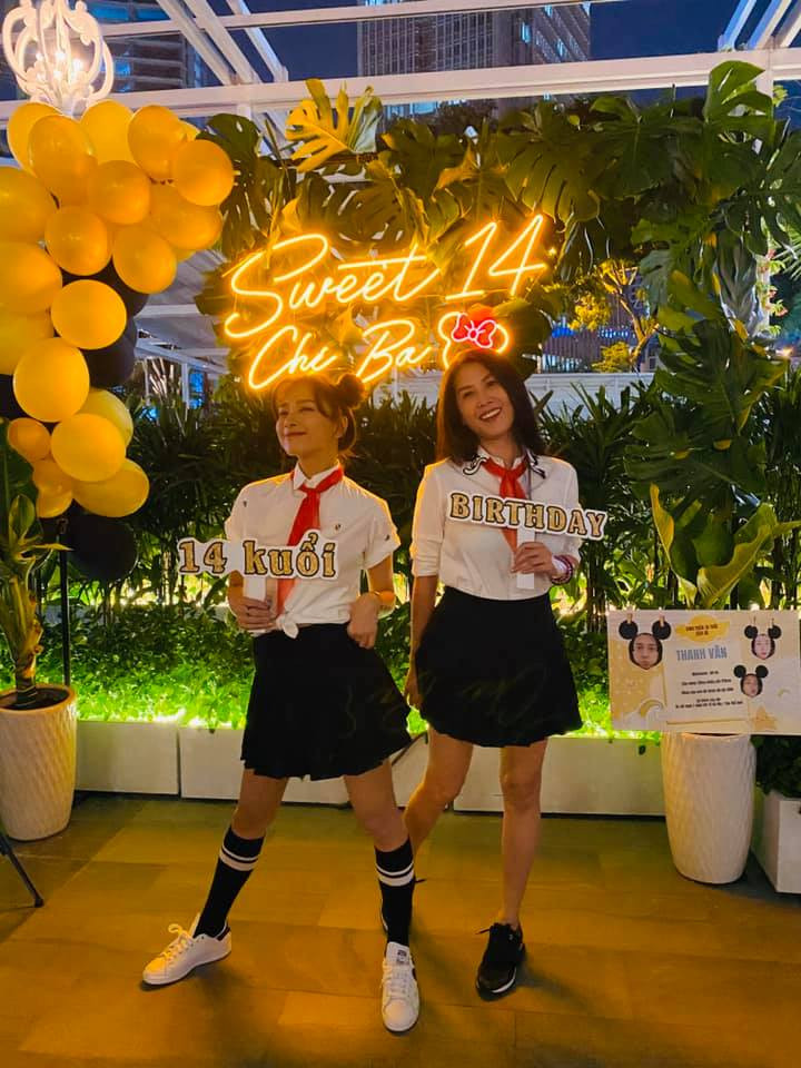 Người đẹp bước chân vào showbiz với tư cách người mẫu, ca sĩ nhạc pop trước khi trở thành diễn viên nổi tiếng.