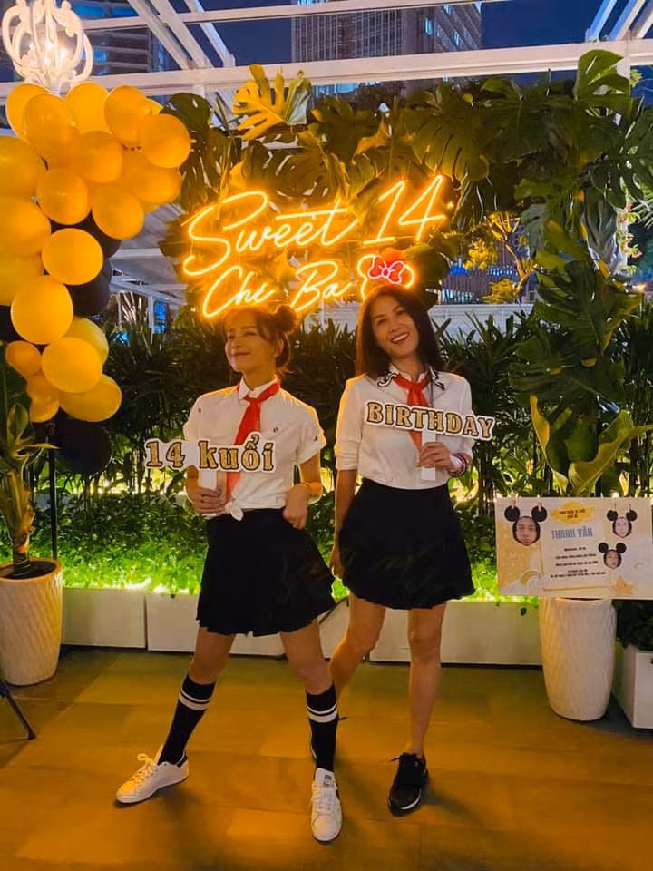 Người đẹp bước chân vào showbiz với tư cách người mẫu, ca sĩ nhạc pop trước khi trở thành diễn viên nổi tiếng.