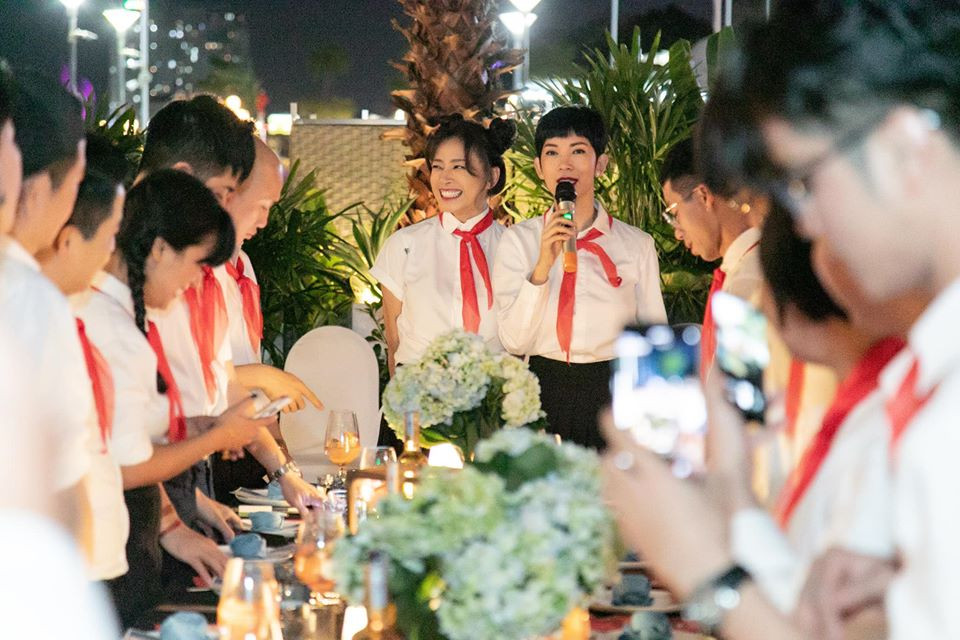 Đặc biệt tất cả mọi người tham gia tiệc sinh nhật Ngô Thanh Vân đều diện đồng phục học sinh và đeo khăn quàng đỏ.