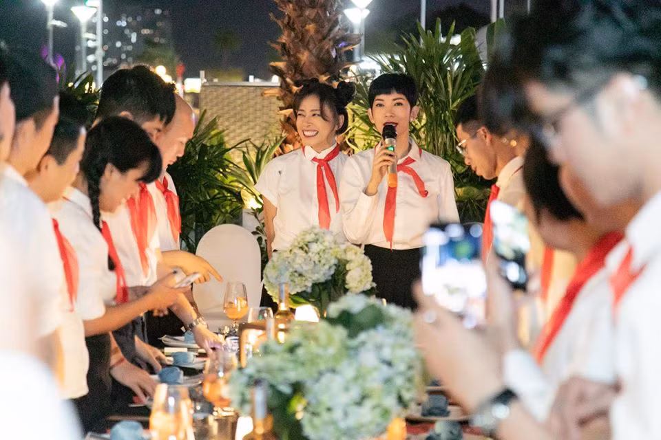 Đặc biệt tất cả mọi người tham gia tiệc sinh nhật Ngô Thanh Vân đều diện đồng phục học sinh và đeo khăn quàng đỏ.