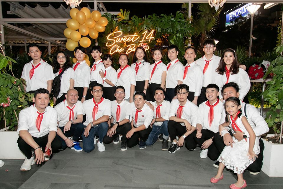 "Lớp học" chụp ảnh kỷ niệm trong sinh nhật của Ngô Thanh Vân.