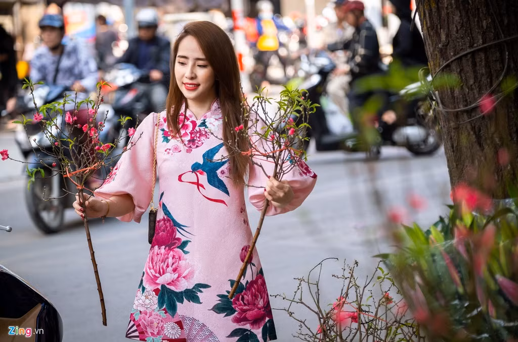 Trên đường vào khu chợ Hôm ở phố cổ, Quỳnh Nga kết hợp mua hoa đào chơi Tết. Cô thích những cành hoa nhỏ xinh để trang trí trong nhà. Sau khi ly hôn, Nhã của Về nhà đi con chuyển về sống cùng bố mẹ đẻ.