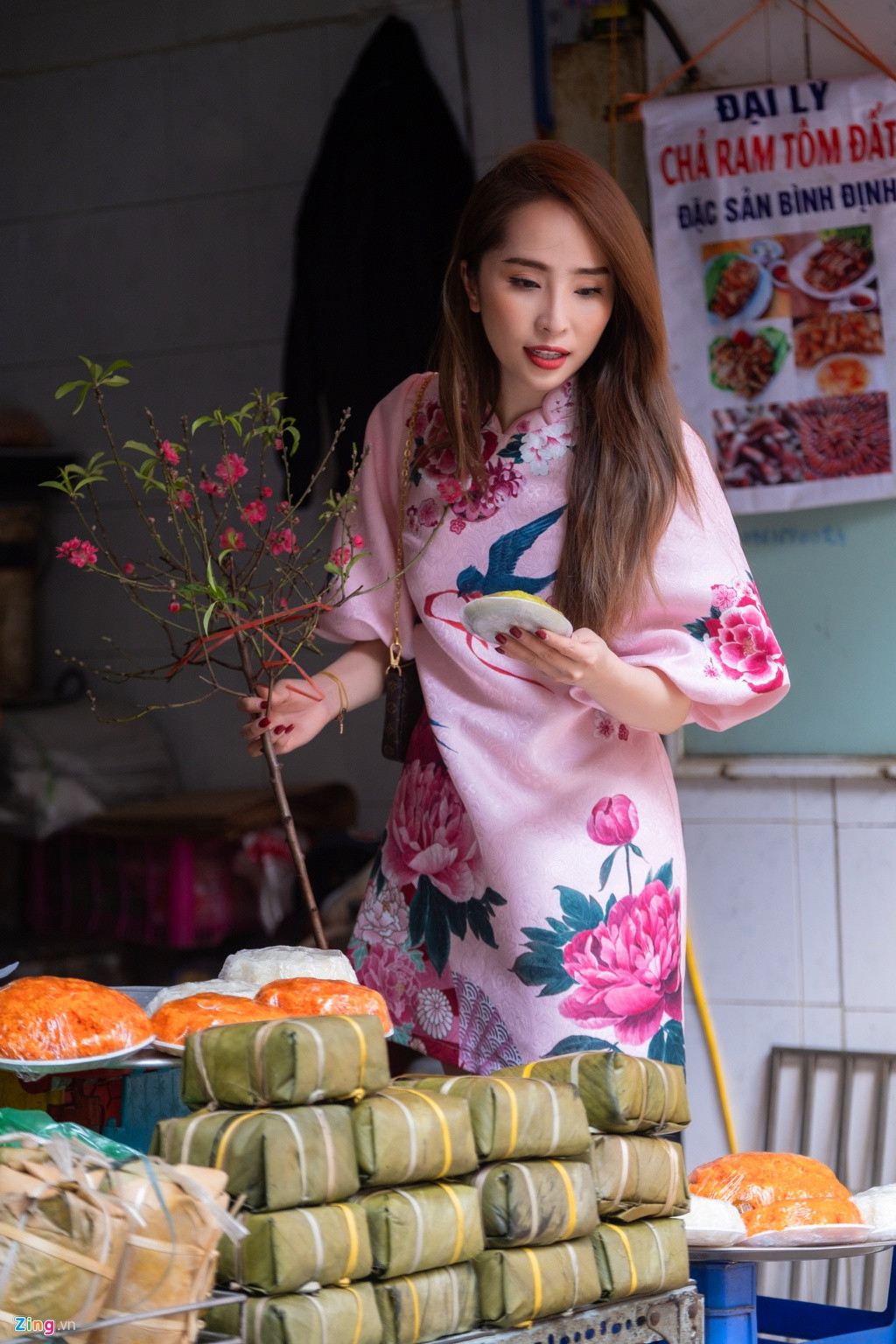 Theo truyền thống, người Việt Nam thường chuẩn bị ba chú cá chép đỏ sống, để trong chậu nước sạch để cúng ông Công ông Táo, sau đó phóng sinh. Tuy nhiên, theo chia sẻ của Quỳnh Nga, gia đình cô không có tục thả cá chép.