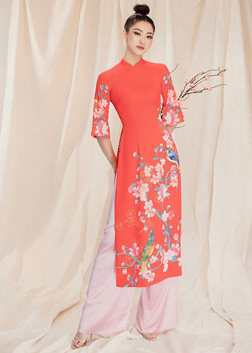 Nàng hậu toát lên vẻ dịu dàng, nền nã khi diện những trang phục áo dài của NTK Ngô Nhật Huy.