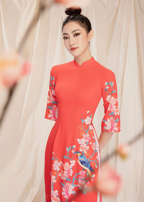 Hoa hau Luong Thuy Linh dien ao dai “ninh dang”, xuan sac rang ngoi