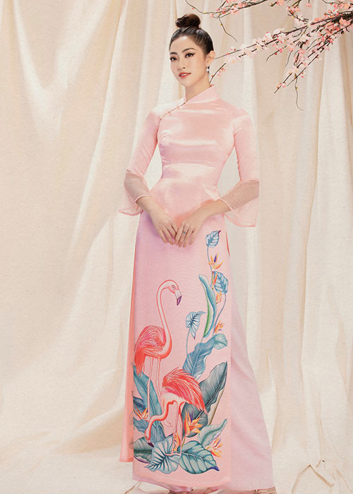 Diện bộ trang phục "nịnh dáng" nàng hậu thêm cuốn hút dù vẫn kín như bưng.