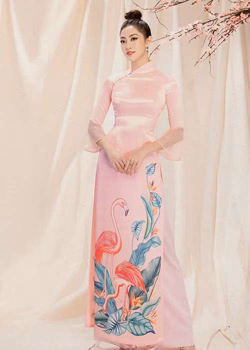 Diện bộ trang phục "nịnh dáng" nàng hậu thêm cuốn hút dù vẫn kín như bưng.