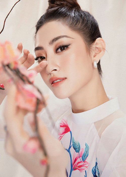 Là người đẹp có học thức, khéo léo, thân thiện, Lương Thùy Linh gây thiện cảm với công chúng.