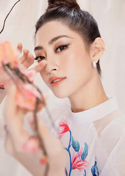 Là người đẹp có học thức, khéo léo, thân thiện, Lương Thùy Linh gây thiện cảm với công chúng.