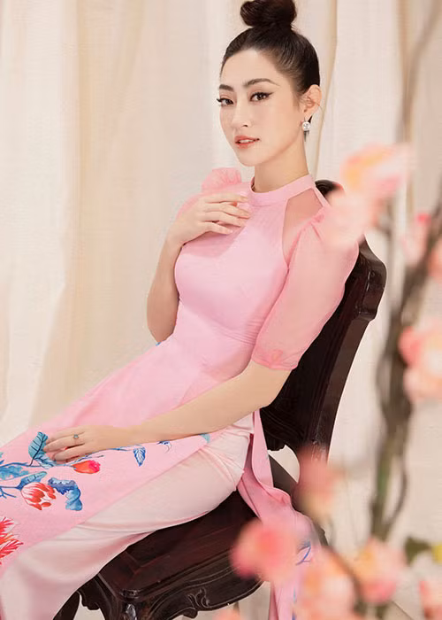 Ngô Nhật Huy là một trong những cái tên đình đám trong làng thiết kế thời trang. Anh gắn liền với những bộ trang phục áo dài truyền thống.