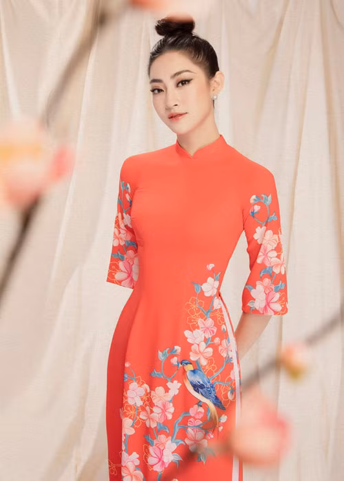 Hoa hau Luong Thuy Linh dien ao dai “ninh dang”, xuan sac rang ngoi