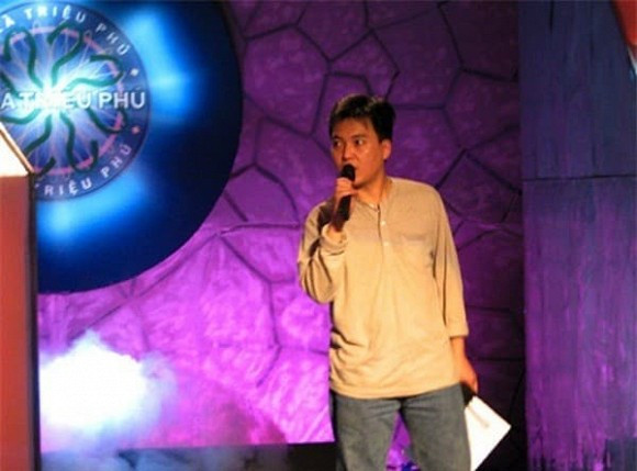 Lưu Minh Vũ là con trai của cố nhà thơ, nhà biên kịch Lưu Quang Vũ và nữ nghệ sĩ Tố Uyên. Anh sinh năm 1970, từng theo học tại trường Đại học Xã hội và Nhân văn Hà Nội. Không theo đuổi con đường văn học giống bố hay con đường nghệ thuật của mẹ, Lưu Minh Vũ trở thành một MC - BTV truyền hình.