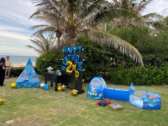 Mới đây nhất, nhân ngày sinh nhật 2 tuổi của con trai, Lương Thế Thành và Thuý Diễm đã tổ chức chuyến du lịch biển kết hợp với tiệc mừng của bé. Lương Thế Thành đã đặc biệt chuẩn bị cho con trai Bảo Bảo buổi tiệc thân mật, được trang trí tỉ mỉ và sang trọng cạnh bờ biển.