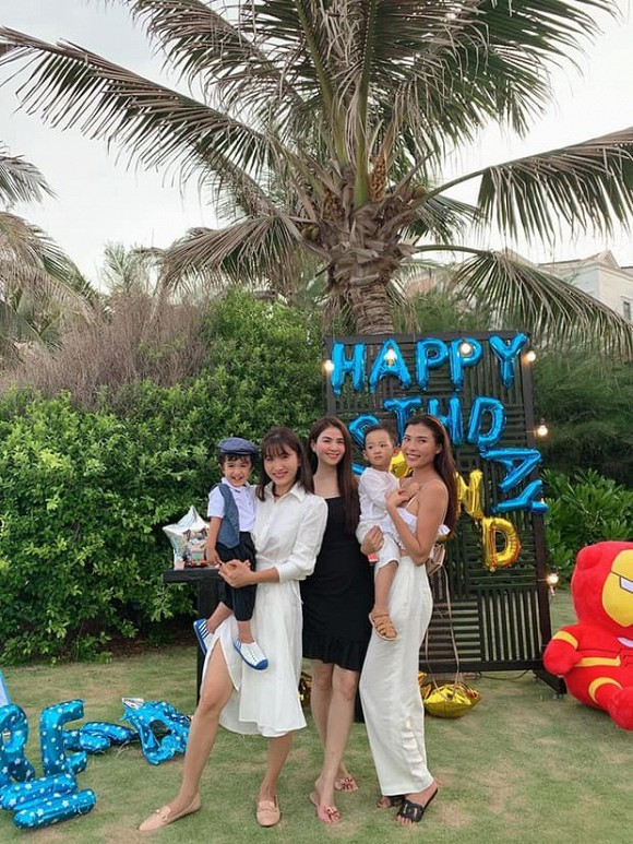 Tuy nhiên, chiếm mọi spotlight lại là những khoảnh khắc đọ sắc của 3 mỹ nhân đình đám Thuý Diễm - Kha Ly và Nguyệt Ánh. Ở hàng U35 nhưng dàn mĩ nhân truyền hình vẫn xinh đẹp, rạng rỡ và ngày càng trẻ trung.