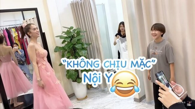 Với nhan sắc và vóc dáng ‘chuẩn không cần chỉnh’, Ngọc Trinh có thể cân hết tất cả các phong cách, kiểu dáng trang phục khác nhau. Tuy nhiên, đáng chú ý hơn cả là trong quá trình thử đồ, chân dài Trà Vinh đã bị chính người anh “bóc mẽ” việc Ngọc Trinh thường xuyên không mặc đồ lót khi đi thử đồ.