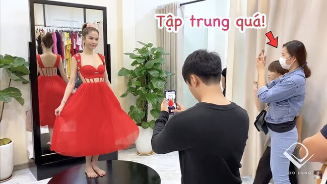 Trong các buổi photoshoot gần đây, cô nàng này là người không thể thiếu khi vừa chăm sóc vừa giúp quay những khoảnh khắc hậu trường của chân dài Trà Vinh. Với quá trình lựa chọn đồ kỹ lưỡng nhưng không kém phần thú vị, công chúng đang rất mong chờ đến thành quả cuối cùng của ê-kíp Đỗ Long và Ngọc Trinh.