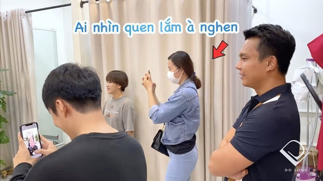 Mặc dù có nhiều thiết kế xẻ tà táo bạo và đã được nhắc nhở mặc nội y nhưng Ngọc Trinh vẫn phớt lờ. Có vẻ cô nàng vẫn muốn giữ thói quen của mình. Có 1 điều đặc biệt nữa là trong lần Ngọc Trinh đi thử đồ còn có sự xuất hiện của Thúy Kiều - người làm của chân dài Trà Vinh.