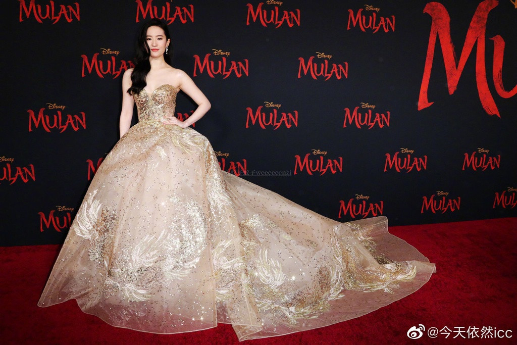 "Cô ấy vượt qua các bài kiểm tra như một người đàn ông trong đội quân toàn lính tráng khỏe mạnh. Chúng tôi đánh giá thể chất của Lưu Diệc Phi trong một bài tập kéo dài tới 90 phút. Cô ấy không bao giờ phàn nàn một lời, chưa từng nói 'Tôi không thể'. Cô ấy đã đi tới giới hạn của mình", bà Caro chia sẻ.