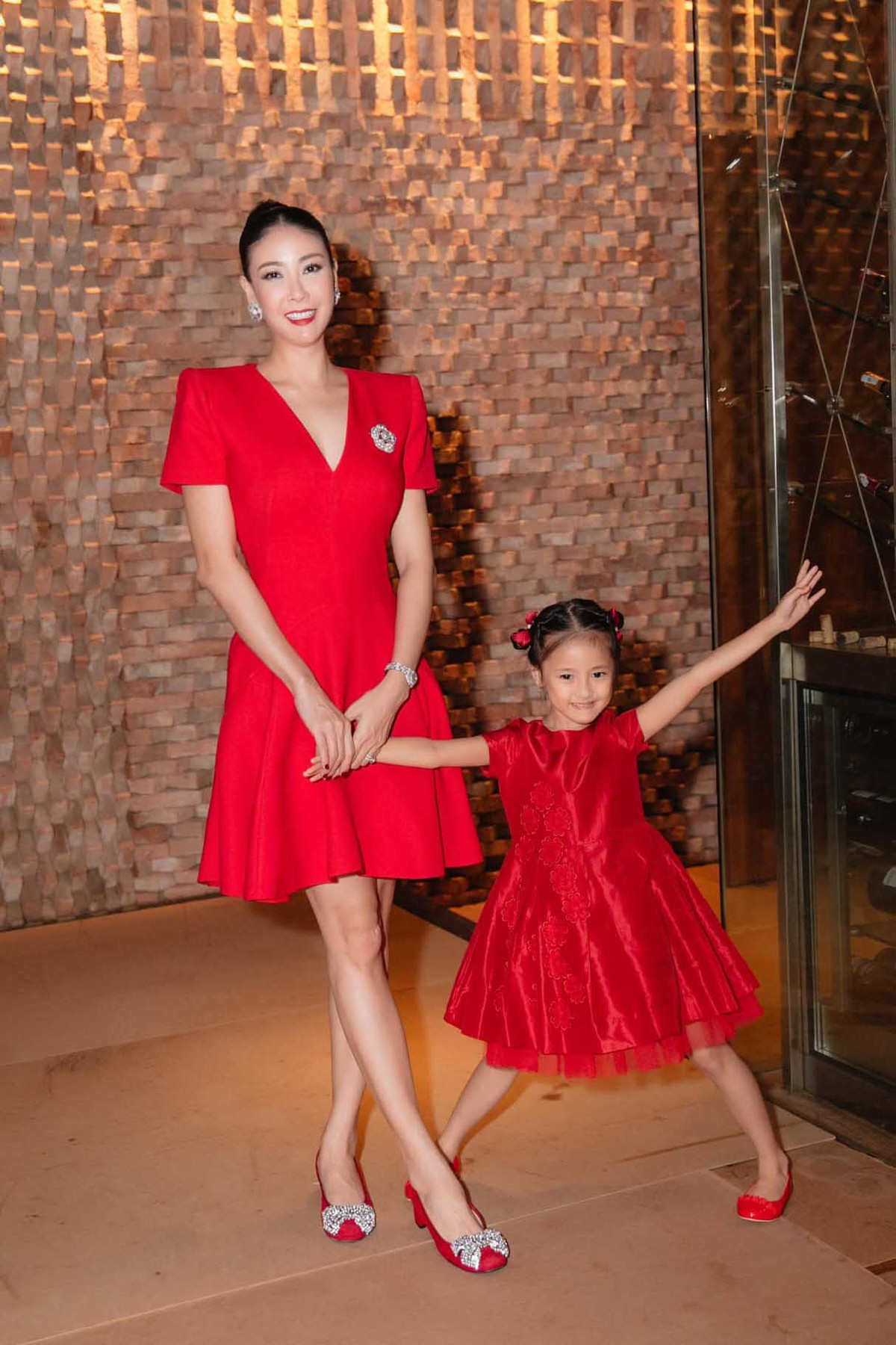 Cô bé cũng thường xuyên xuất hiện cùng mẹ tại các sự kiện hay trên những sàn diễn thời trang.