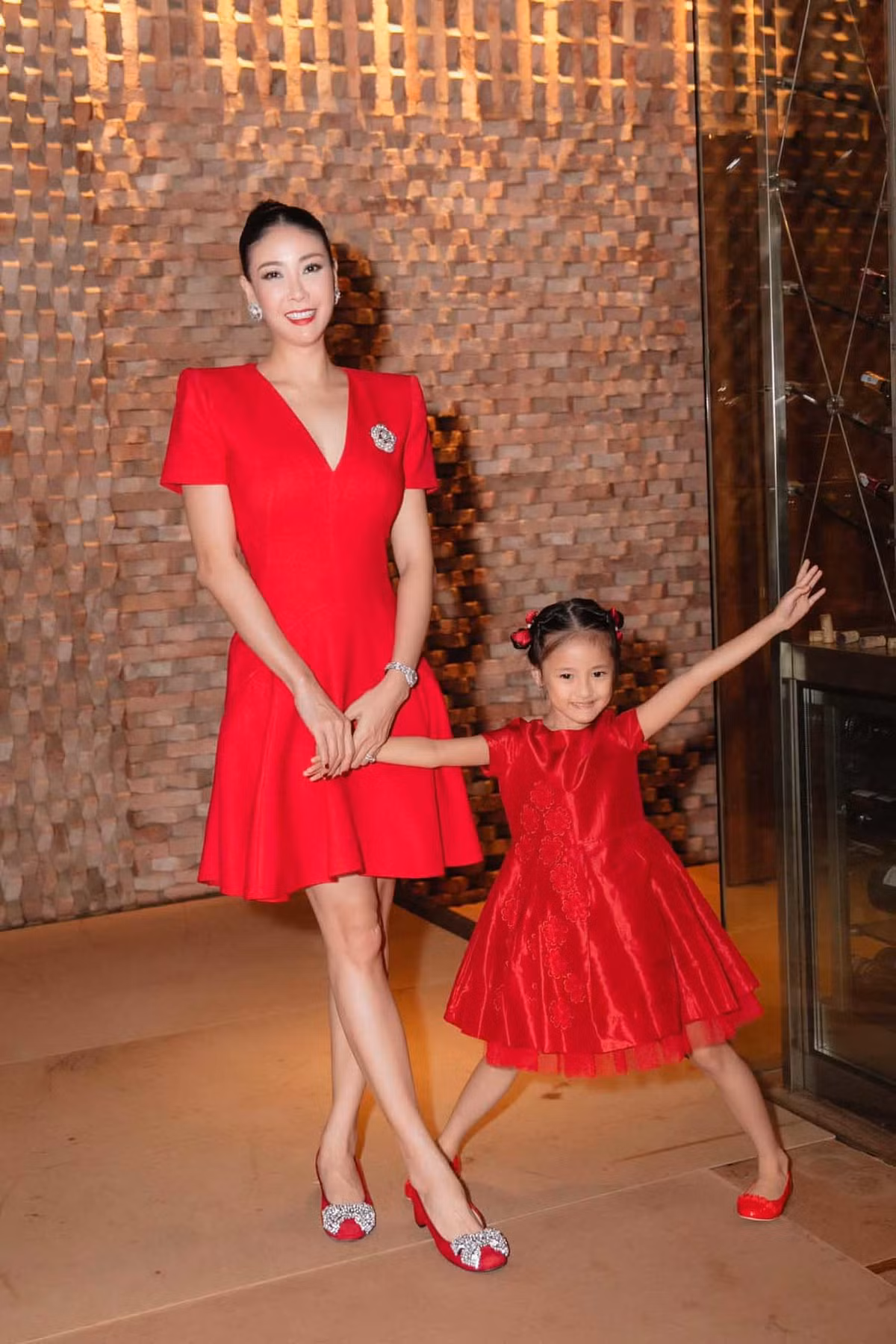 Cô bé cũng thường xuyên xuất hiện cùng mẹ tại các sự kiện hay trên những sàn diễn thời trang.