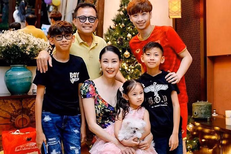 "Từ lâu lắm, tôi không hề nghĩ mình sẽ tổ chức sinh nhật thế nào vì nghĩ ngày này chỉ dành riêng cho gia đình. Nhưng chỉ cần biết vợ muốn tổ chức sinh nhật là chồng tự lên ý tưởng về cách trang trí, màu sắc chủ đạo, các món ăn, đồ uống,... sao cho bữa tiệc tuy rất ấm áp, thân mật nhưng lại trang trọng, thanh nhã. Các con dù bận học không tham gia được với chồng nhưng rất nhiệt tình khi được nhờ vả phụ giúp trong sinh nhật mẹ", hoa hậu nói.