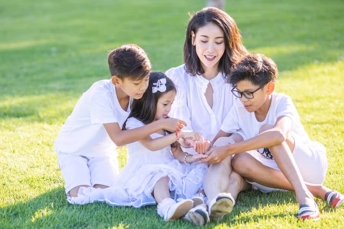 Trong khi đó, hai con trai Vương Khang, Vương khôi của hoa hậu cũng khiến cô nhiều lần tự hào với những bằng khen về thành tích đạt được trong học tập.