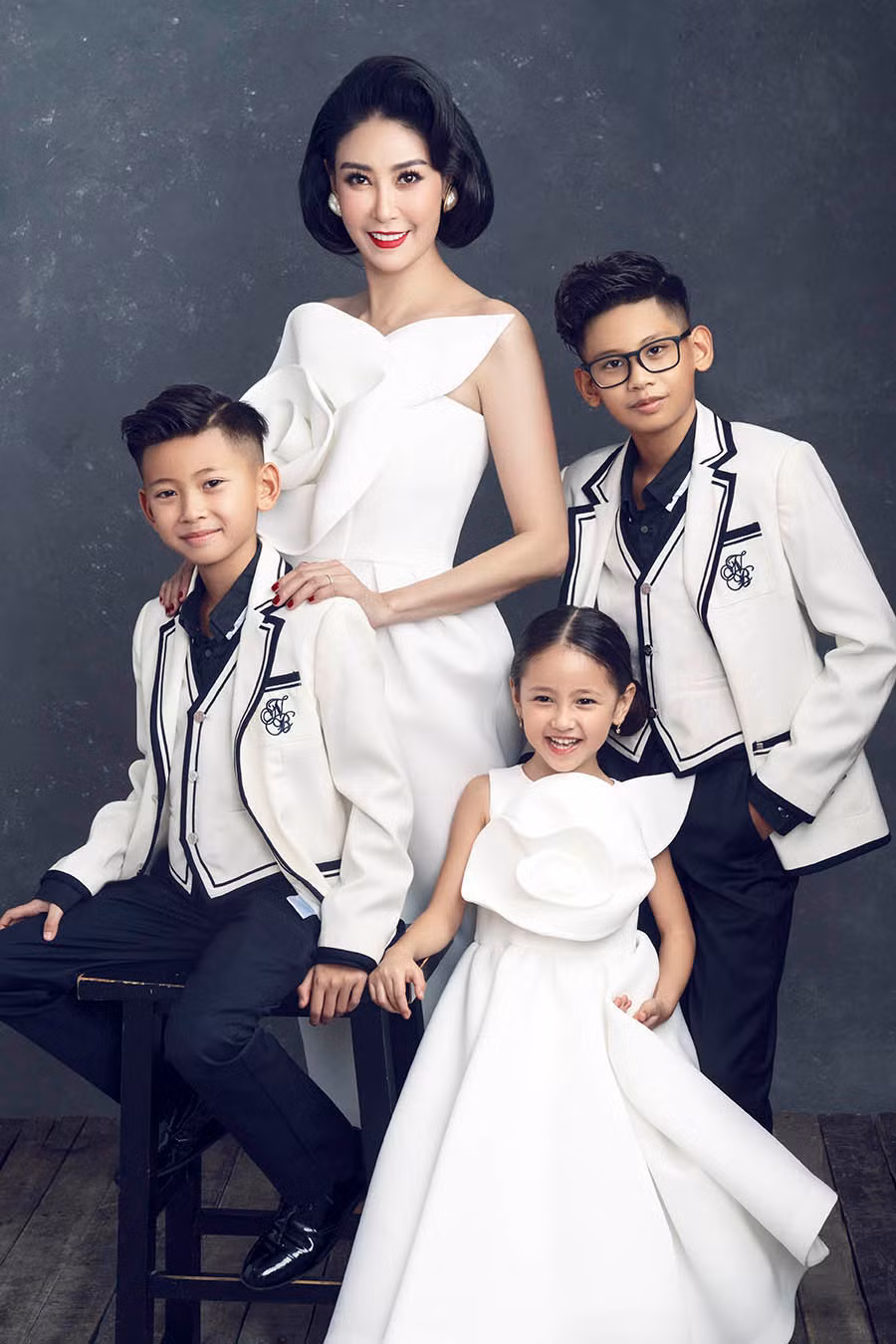 Trên trang cá nhân, Hà Kiều Anh khiến người hâm mộ thích thú khi đăng tải loạt ảnh gia đình.