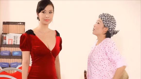 Vào năm 2009, Lê Kiều Như cho ra mắt ca khúc “Đừng yêu em” với ca từ ngô nghê, cùng giọng hát ngọng nghịu, trang phục biểu diễn bó sát. Cái tên của cô nhanh chóng bị liệt vào top thảm họa của Vpop, cùng với “Nói dối” của Phương My và “Da nâu” của Phi Thanh Vân. Ở thời điểm đó, bên cạnh ca hát, Lê Kiều Như còn tham gia đóng các phim như như: Bước chân hoàn vũ, Hoa phù dung, Về quê, Dạo chơi giữa Sài Gòn…