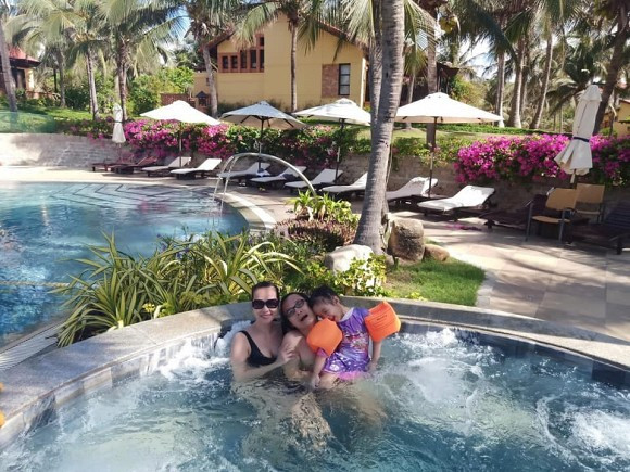 Trên trang cá nhân, cô có chia sẻ những khoảnh khắc gia đình hạnh phúc, cùng nhau trải qua sinh hoạt đời thường, đôi lúc lại đi du lịch.