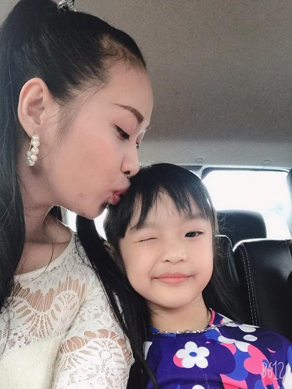 Nhạc sĩ tiết lộ dịp 8/3 năm nay anh đã tự tay làm bông hồng vàng và vào bếp nấu ăn cho hai người phụ nữ của mình.